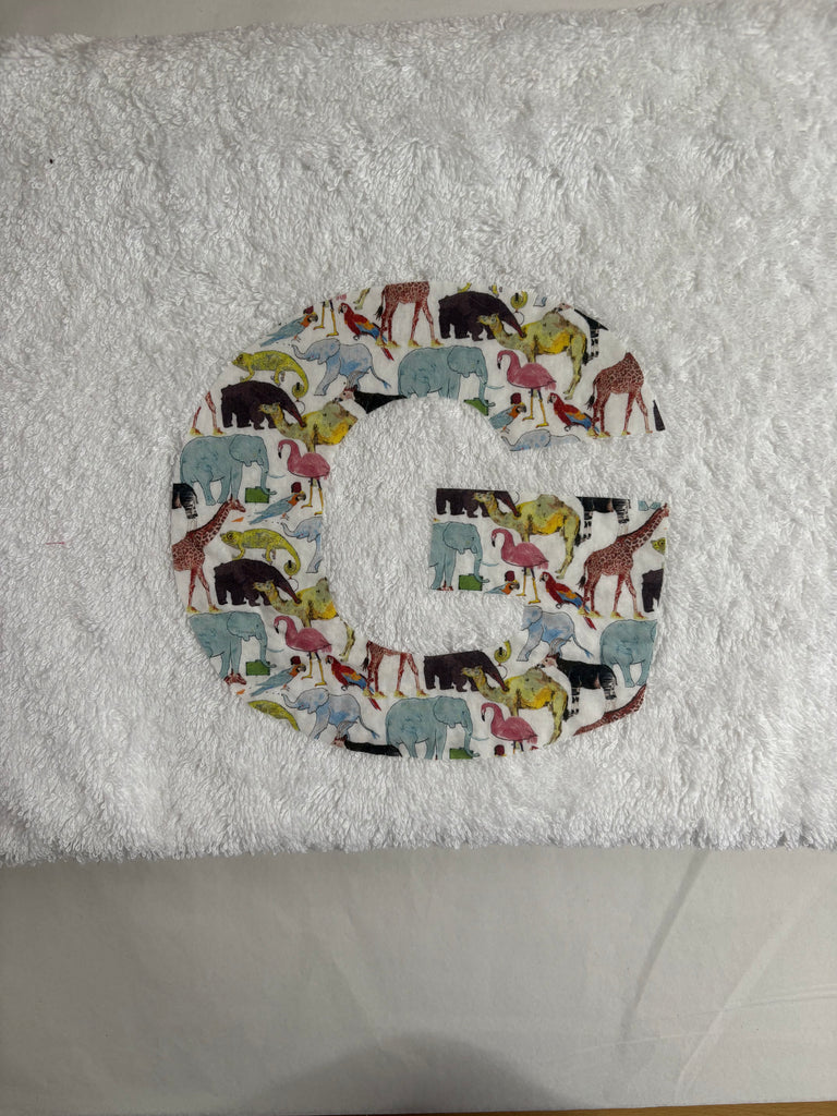 G in Queue for the Zoo - Bath Towel